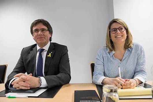 Carles Puigdemont Kataluniako presidente kargugabetua eta Elsa Artadi JxCko diputatua, joan den larunbatean, Berlinen bilduta. OMER MESSINGER, EFE