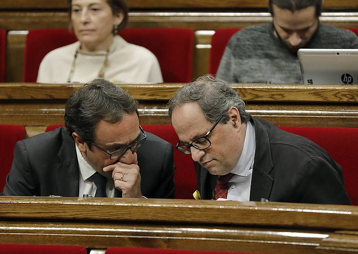 Josep Rull eta Quim Torra (eskuinean), legebiltzarrean. ANDREU DALMAU, EFE