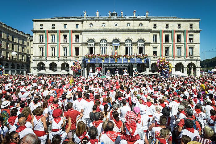 Leon erregearen iratzartzea Baionako iazko festetan. ISABELLE MIQUELESTORENA