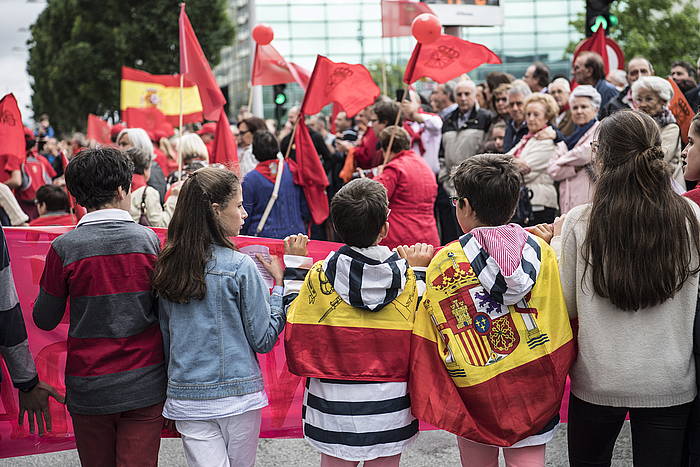 Iaz ikurrinaren aurka manifestatzera (irudian) deitu zuen elkarteak deitu du orain euskararen kontrakora. JAGOBA MANTEROLA, ARGAZKI PRESS