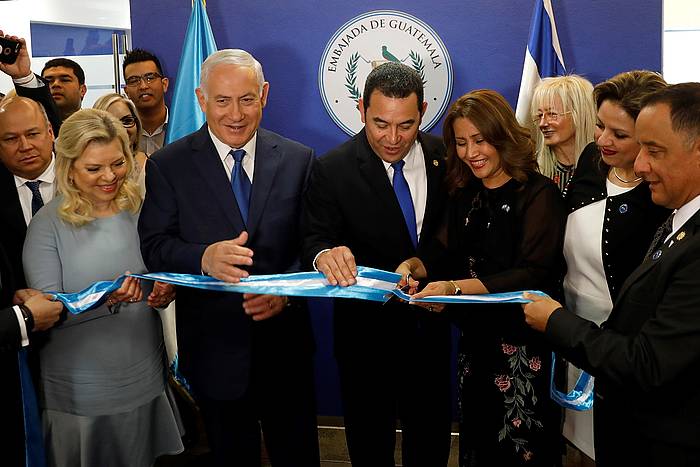 Benjamin Netanyahu Israelgo presidentea eta Jimmy Morales Guatemalako presidentea, gaur, Guatemalako enbaxadaren irekieran, Jerusalemen. RONEN ZVULUN, EFE