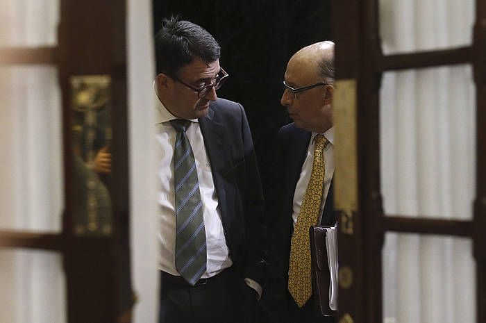 Aitor Esteban EAJko diputatua eta Cristobal Montoro Ogasuneko ministroa, Espainiako Kongresuan. KIKO HUESCA (EFE)