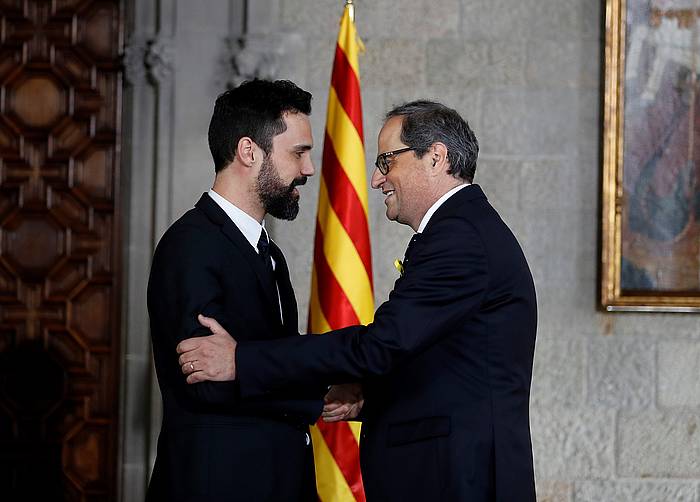 Roger Torrent, Quim Torra zoriontzen, kargu hartzea amaitu berritan. ALBERTO ESTEVEZ, EFE