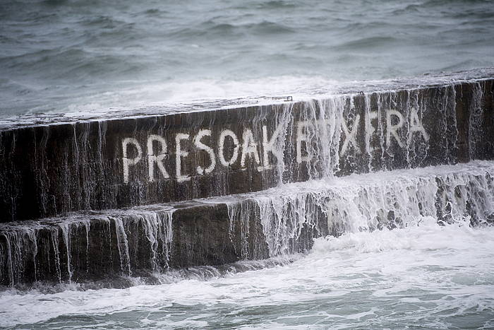 Euskal presoak etxeratzeko eskatzen duen pintaketa bat, Donostian. JUAN CARLOS RUIZ, FOKU