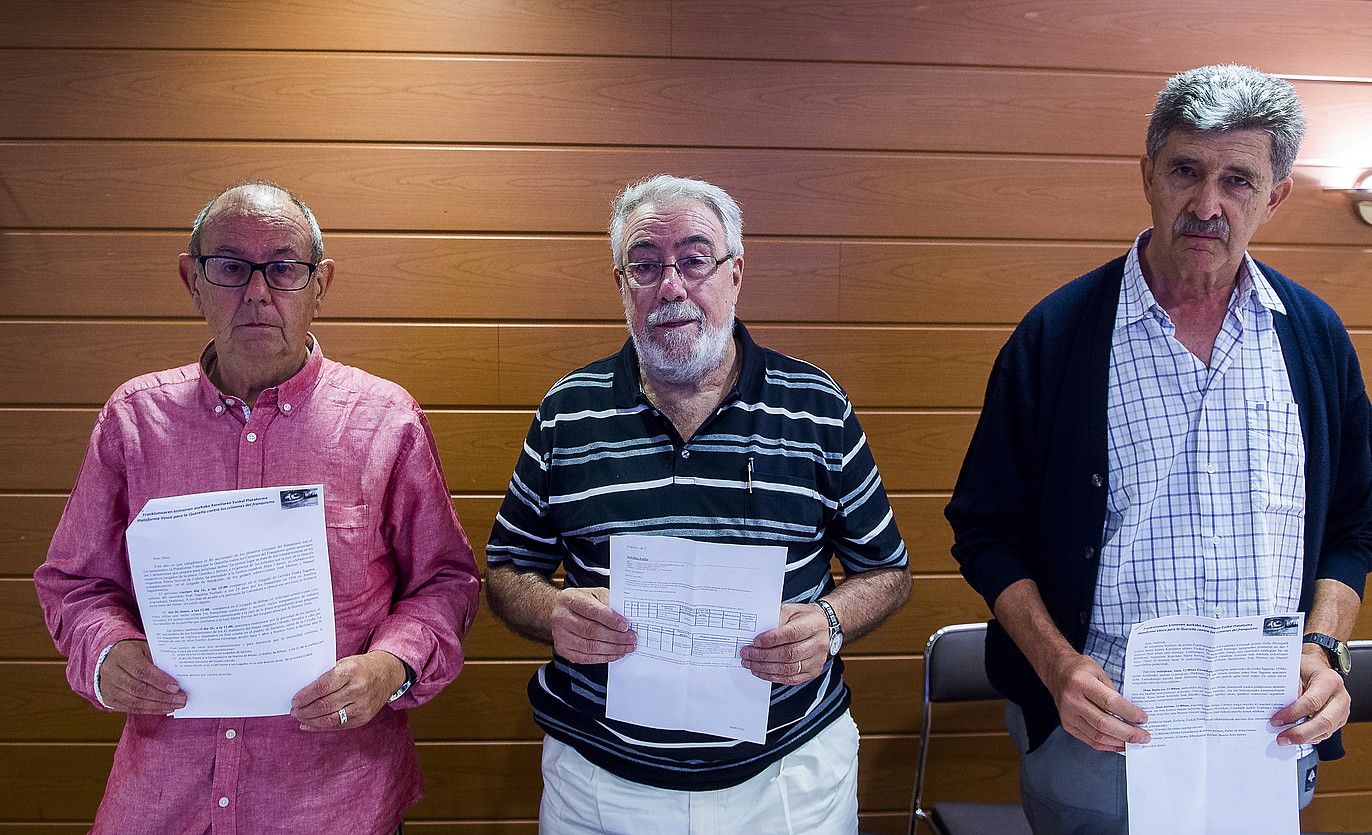 Plataformako Iñaki Astoreka eta Juan Mari Zulaika, eta Jose Sagarnaren iloba Gorka Sagarna. LUIS JAUREGIALTZO / ARP.