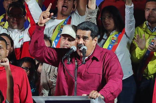 Nicolas Maduro Venezuelako presidentea, atzo, hauteskundeak irabazi zituela baieztatu ondoren emandako hitzaldian. MIGUEL GUTIERREZ, EFE