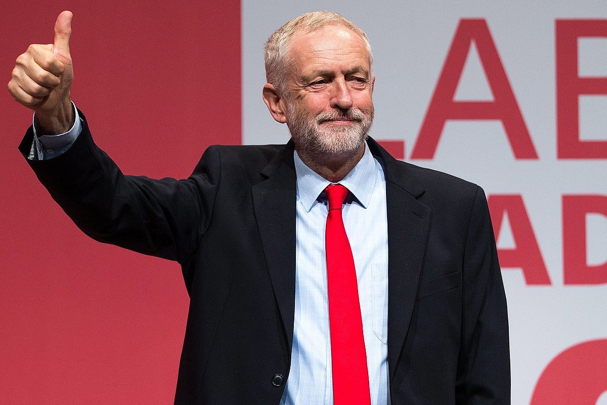 Jeremy Corbyn Alderdi Laboristaren buruzagitzat berretsi ondoren, atzo, Liverpoolen. JOEL GOODMAN / EFE.