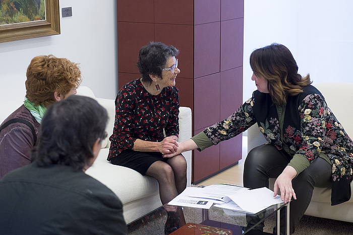 Expe Iriarte eta Teresa Toda Foro Sozialeko ordezkariak, Nafarroako Parlamentuko presidente Ainhoa Aznarezekin, gaur egin duten bileran. IñIGO URIZ, FOKU