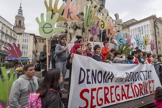 Euskal Eskola Publikoaren aldeko eta eskola segregazioaren kontrako manifestazioa, gaur, Gasteizeko Andra Mari Zuriaren plazan. JUANAN RUIZ, FOKU