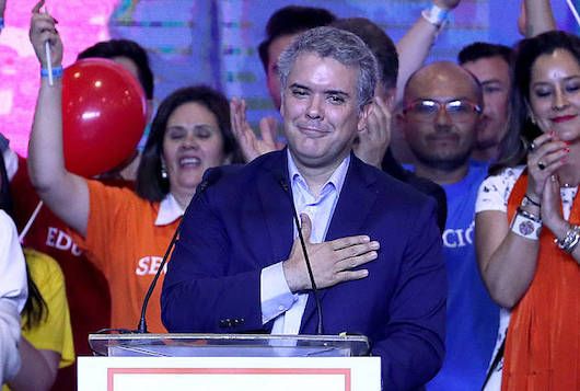 Ivan Duque Zetro Demokratikoa alderdiko hautagaia, atzo, hauteskundeen emaitzak publiko egin ondoren, garaipena ospatzen. MAURICIO DUEñAS CASTANEDA, EFE