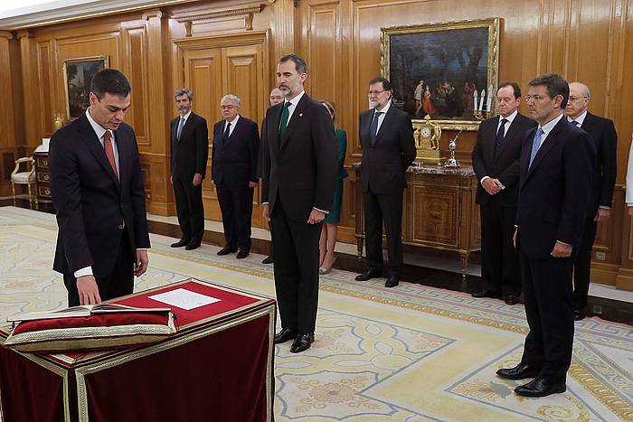 Pedro Sanchez, presidente kargua harteko ekitaldian, gaur, Espainiako erregearen egoitzan. FERNANDO ALVARADO , EFE