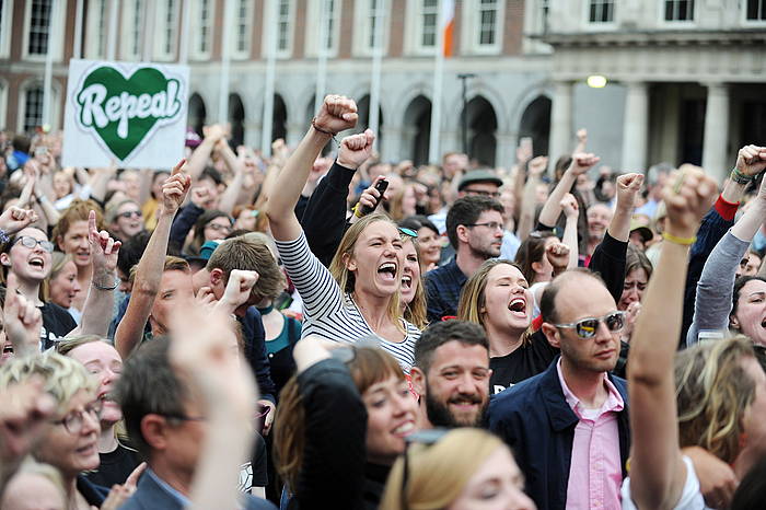 Abortoaren aldeko herritar talde bat, abortoari buruzko erreferendumaren emaitzak ospatzen, maitzaren 26an. AIDAN CRAWLEY