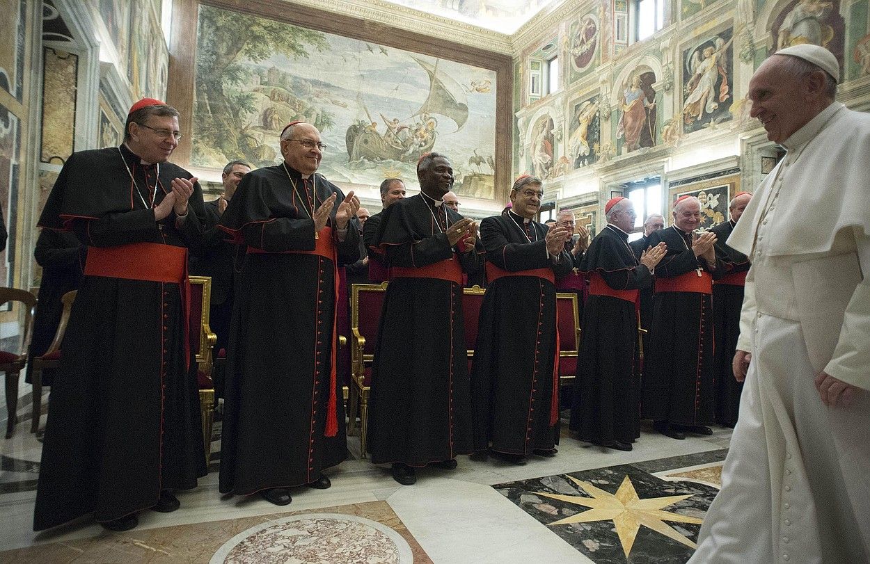 Frantzisko aita santua, Fedearen Doktrinarako Kongregazioko kideekin, artxiboko irudi batean. L'OSSERVATORE ROMANO / EFE.