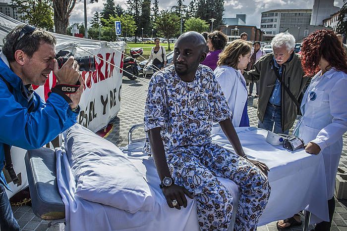 Migratzaileak osasun zerbitzutik kanpo utzi izana salatzeko ekintza bat, Iruñean. LANDER F. ARROIABE, FOKU