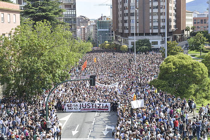 Pankarta, manifestazioaren buruan, jende artean bidera irekitzen. IDOIA ZABALETA, FOKU