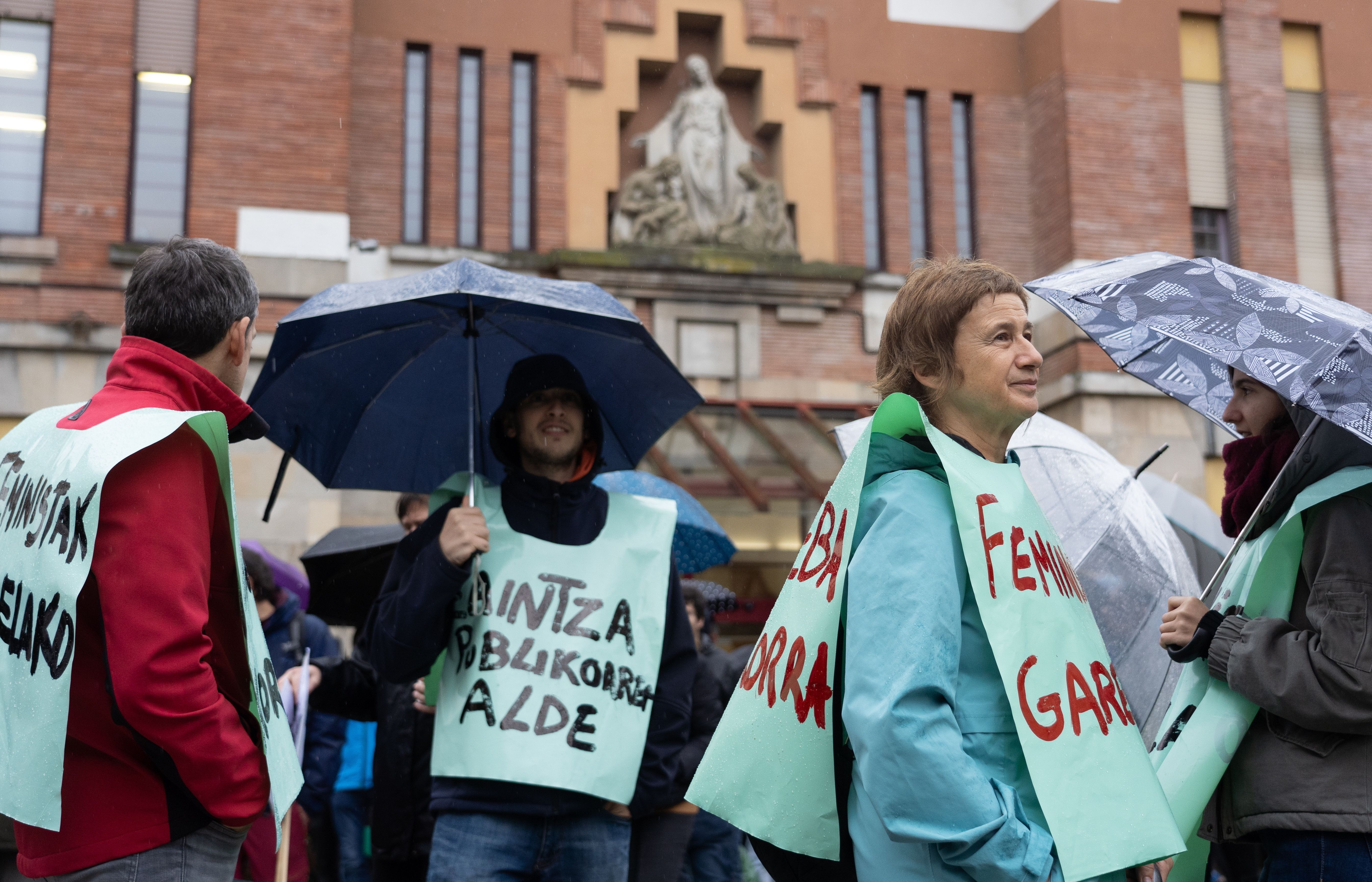 Zaintza publikoaren aldeko protesta, iazko greba feministan, Iruñeko Erruki Etxearen parean. JAGOBA MANTEROLA / FOKU