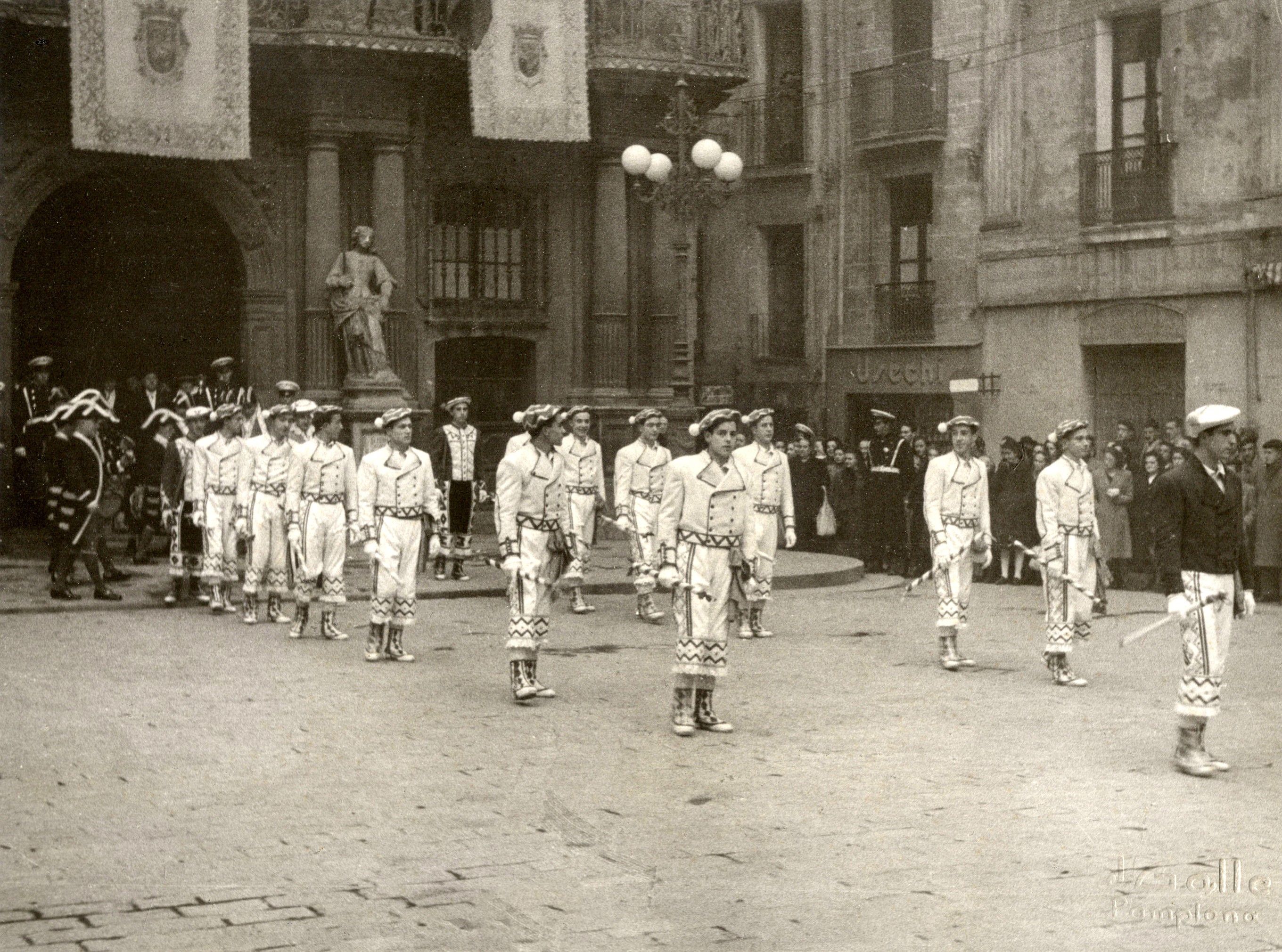 Duguna dantza taldekoen lehen emanaldia, 1949ko San Saturnino egunean, IruÃ±eko Udaletxe plazan.