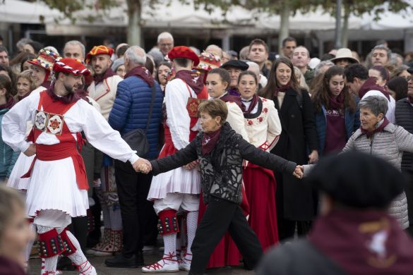 Duguna taldeko kideen San Saturnino eguneko soka dantza.