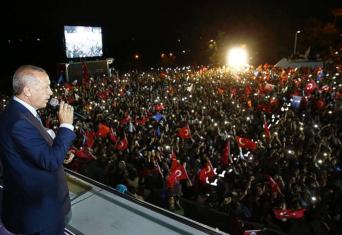 Erdogan, bere jarraitzaileen aurrean, bokalekuak itxi ondoren. TURKIAKO PRESIDENTZIA, EFE