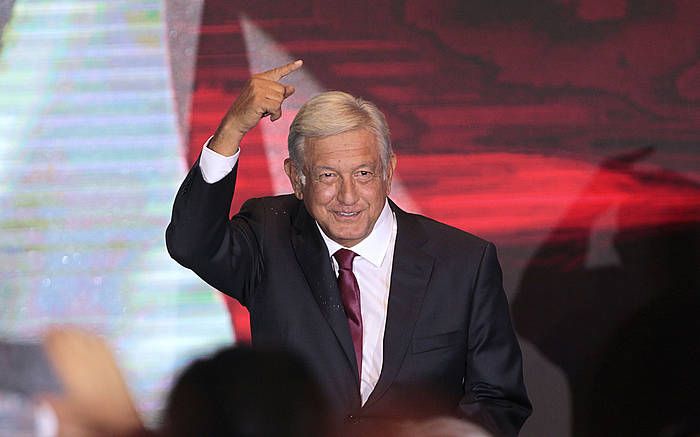 Andres Manuel Lopez Obrador, hauteskundeen garaipena ospatzeko hitzaldia ematera jarraitzaileen aurrera agertu den unea. MARIO GUZMAN, EFE