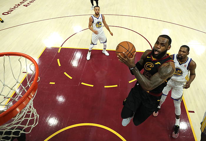 LeBron James Lakersek fitxatu berri duen NBAko izarra, ekainaren 6an, NBAko finaleko partidetako batean. GREGORY SHAMUS, EFE