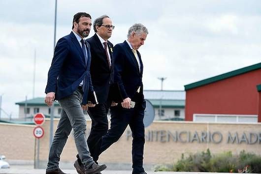 Quim Torra Kataluniako presidentea (erdian), Estremerako espetxetik irteten (Madril), Oriol Junqerasi eta Raul Romevari bisita egin ostean. FERNANDO VILLAR, EFE