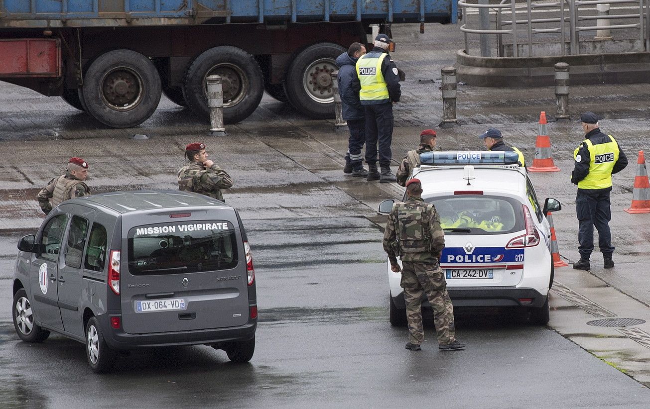 Frantziako Poliziaren kontrol bat, atzo bertan, Biriatun. JAGOBA MANTEROLA / ARGAZKI PRESS.