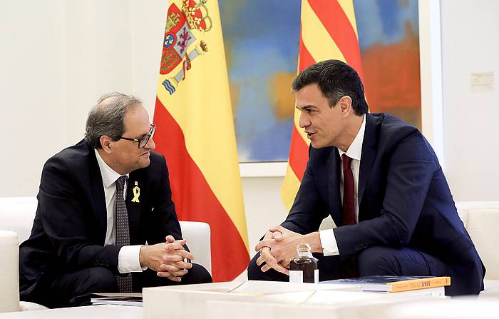 Quim Torra Kataluniako presidentea eta Pedro Sanchez Espainiakoa, gaur, Madrilgo Moncloa jauregian egin duten bileran. BALLESTEROS, EFE