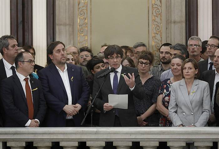 Puigdemont, Junqueras eta beste hainbat diputatu, aurrenak erbestera jo bezperan, errepublika aldarrikatu zutenean. ANDREU DALMAU, EFE