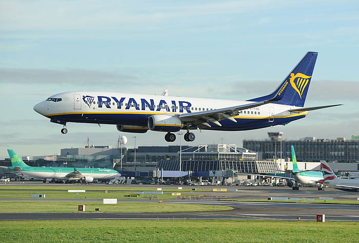 Ryanair konpainiako Boeing 737 hegazkin bat, Dubilngo aireportuan lurreratzen. AIDAN CRAWLEY, EFE