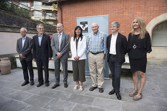 Juan Jose Ibarretxe –ezkerretik bosgarrena—, gaur, Donostian, EHUren udako ikastaroetan. JUAN CARLOS RUIZ, FOKU