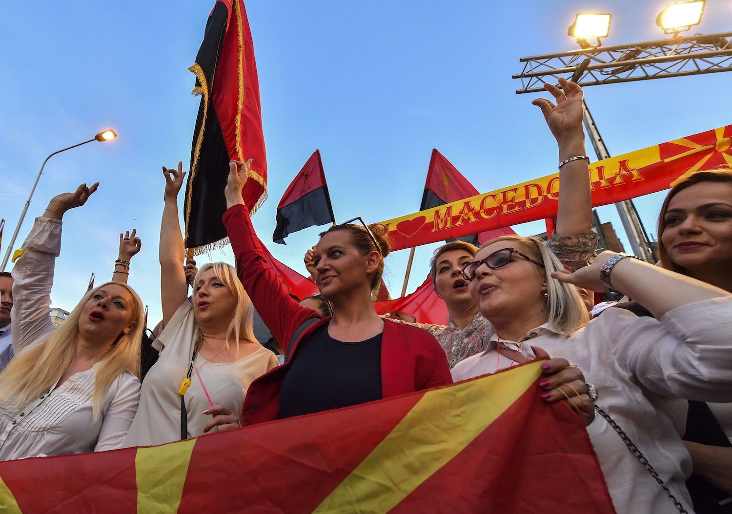 VMRO-DPMNE alderdi nazionalistaren jarraitzaileak, gobernuak Greziarekin egindako akordioaren aurkako manifestazio batean. GEORGI LICOVSKI, EFE