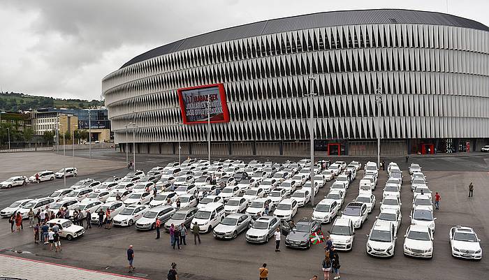 Taxilariak Bilboko San Mames estadioaren parean. MIGUEL TOñA, EFE