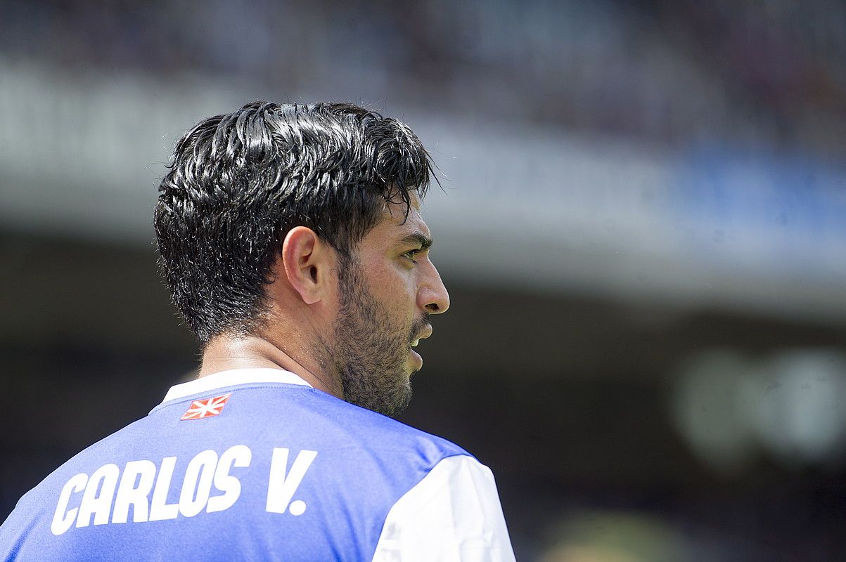 Carlos Vela Realeko aurrelari mexikarra, pentsakor, partida batean. JUAN CARLOS RUIZ / ARGAZKI PRESS.