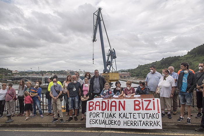 Badian Bizi taldeko kideek prentsaurrekoa esakaini dute, gaur, Lezon. GORKA RUBIO, FOKU