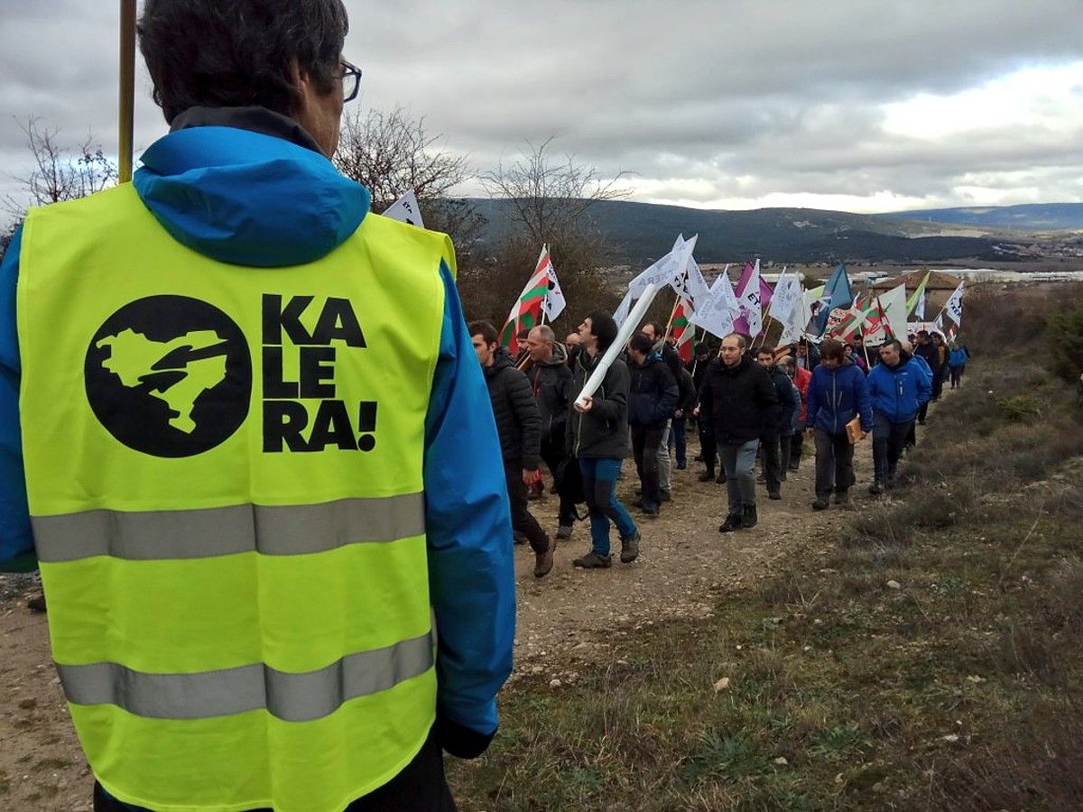 Zaballako espetxearen aurrean amaitu zen atzo presoen alde eginiko martxa. BERRIA.