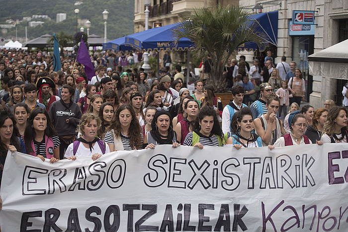 Erasoak salatzeko Donostian atzo egindako protesta. JAGOBA MANTEROLA, FOKU