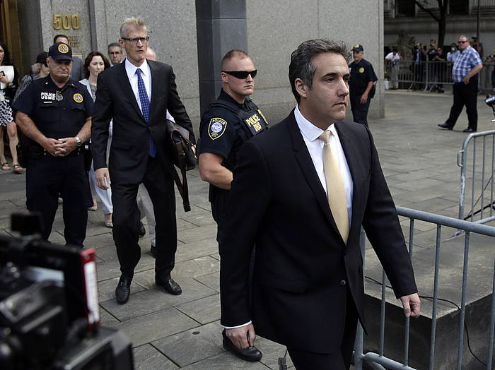 Michael Cohen abokatu ohia, auzitegietatik irteten, New Yorken. JASON SZENES, EFE