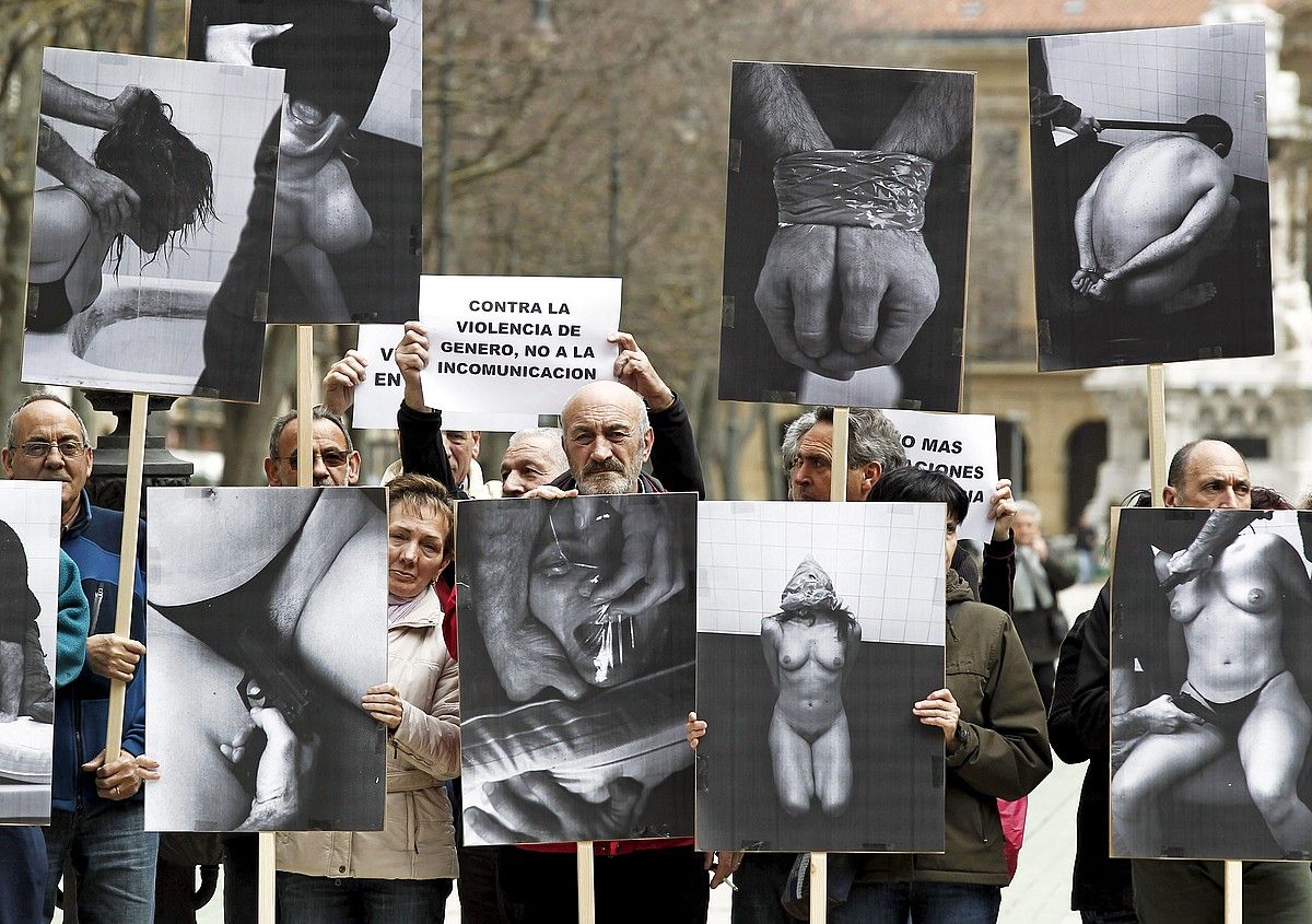 Tortura salatzeko Nafarroako Parlamentuko atarian eginiko protesta bat. JESUS DIGES / EFE.