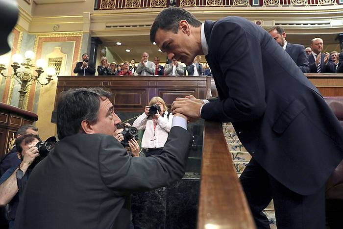 Aitor Esteban, Pedro Sanchezekin, Rajoyren kontrako zentsura mozioa onartu zuten egunean. J.J. GUILLEN, EFE