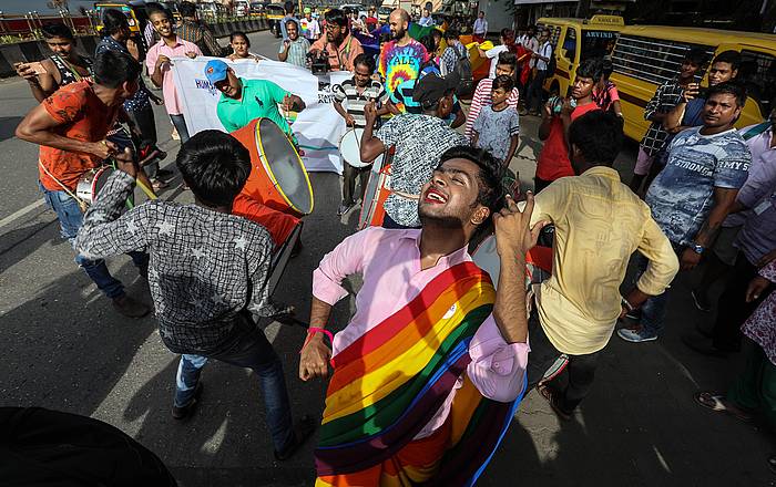 LGTBI kolketiboko kideak, kalean, erabakia ospatzen. DIVYAKANT SOLANKI, EFE