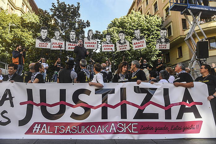 Altsasuko auziko presoak aske uzteko eskatuz manifestazioa egin zuten ekainean, Iruñean. JON URBE, FOKU