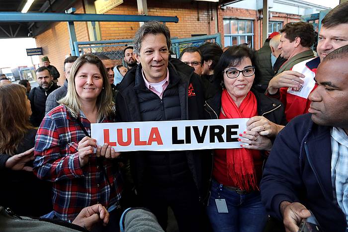 Fernando Haddad, Lula aske uzteko afixa batekin. SEBASTIAO MOREIRA, EFE