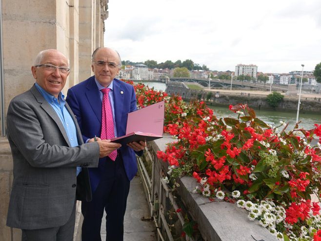 Jean Rene Etxegarai Euskal Elkargoko presidentea eta Andres Urrutia, Euskaltzaindiakoa. IPAR EUSKAL HERRIKO HITZA