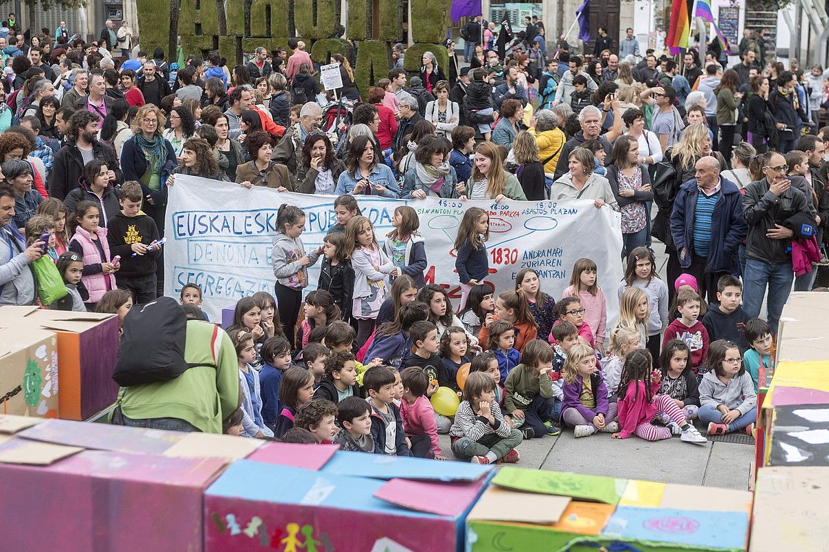 Jendetza Gasteizko Andre Maria Zuriaren plazan, atzo, eskola publikoaren aldeko manifestazioan. JUANAN RUIZ / FOKU.