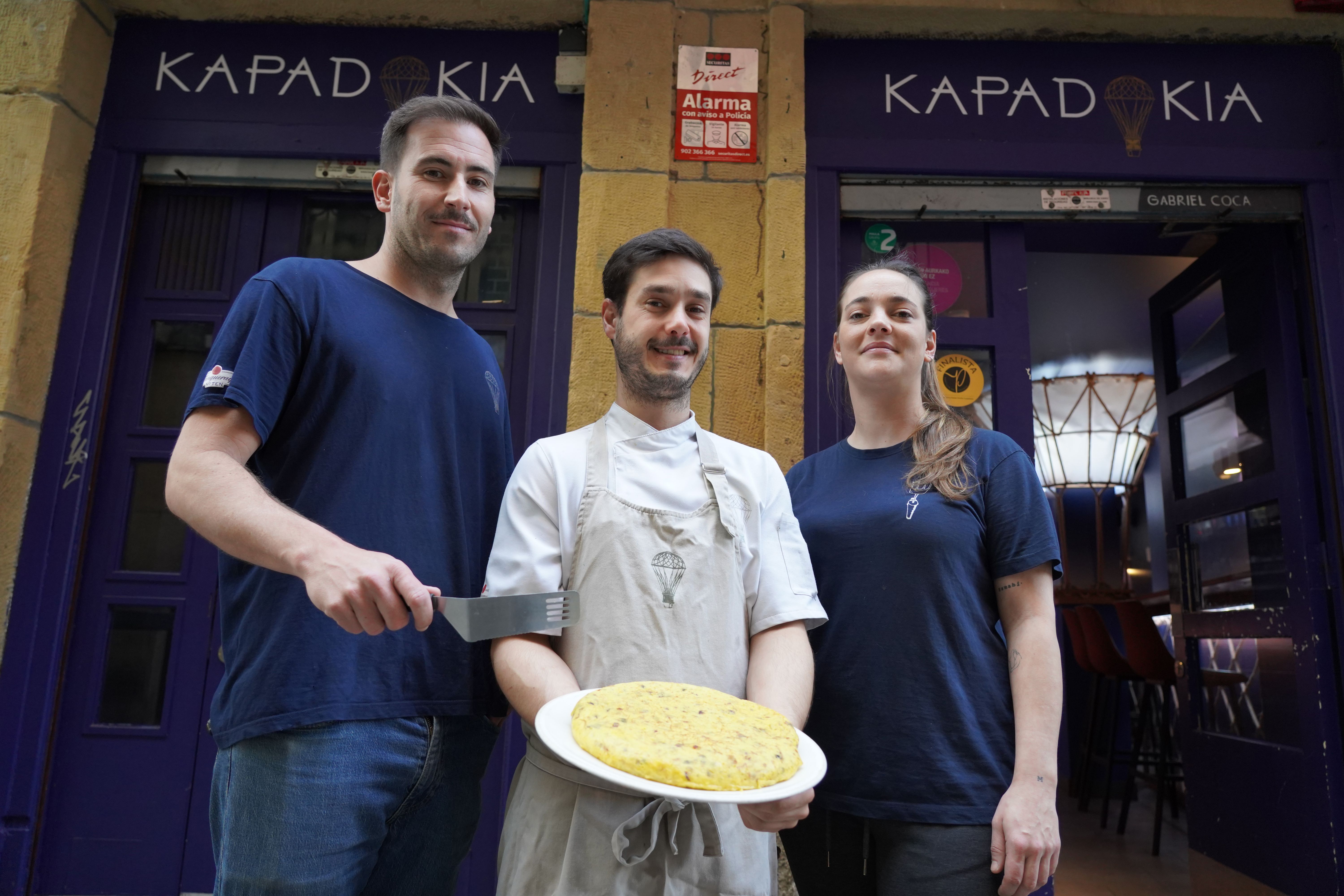 Carlos Artaza, Iker Moreno eta Ane Puy tabernako patata tortilla eskuetan dutela. GOTZON ARANBURU / FOKU