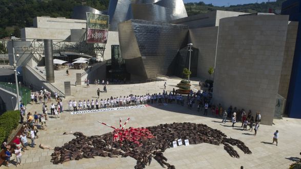 Zezenketen kontrako aktibistak zezen bat irudikatzen, 2010eko abuztuaren 21ean, Bilboko Guggenheim Museoaren ondoan. LUIS JAUREGIALTZO / ARGAZKI PRESS