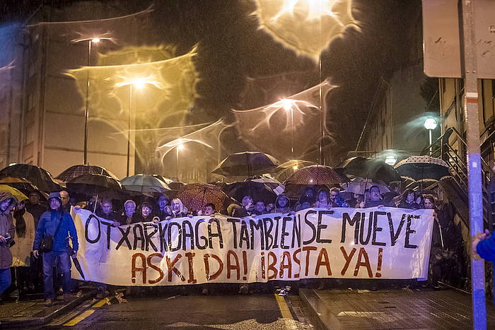 Otxarkoagako bizilagunek antolatutako manifestazioa, urtarrilaren 19an, 87 urteko senar-emazteen hilketaren harira. ARITZ LOIOLA, FOKU