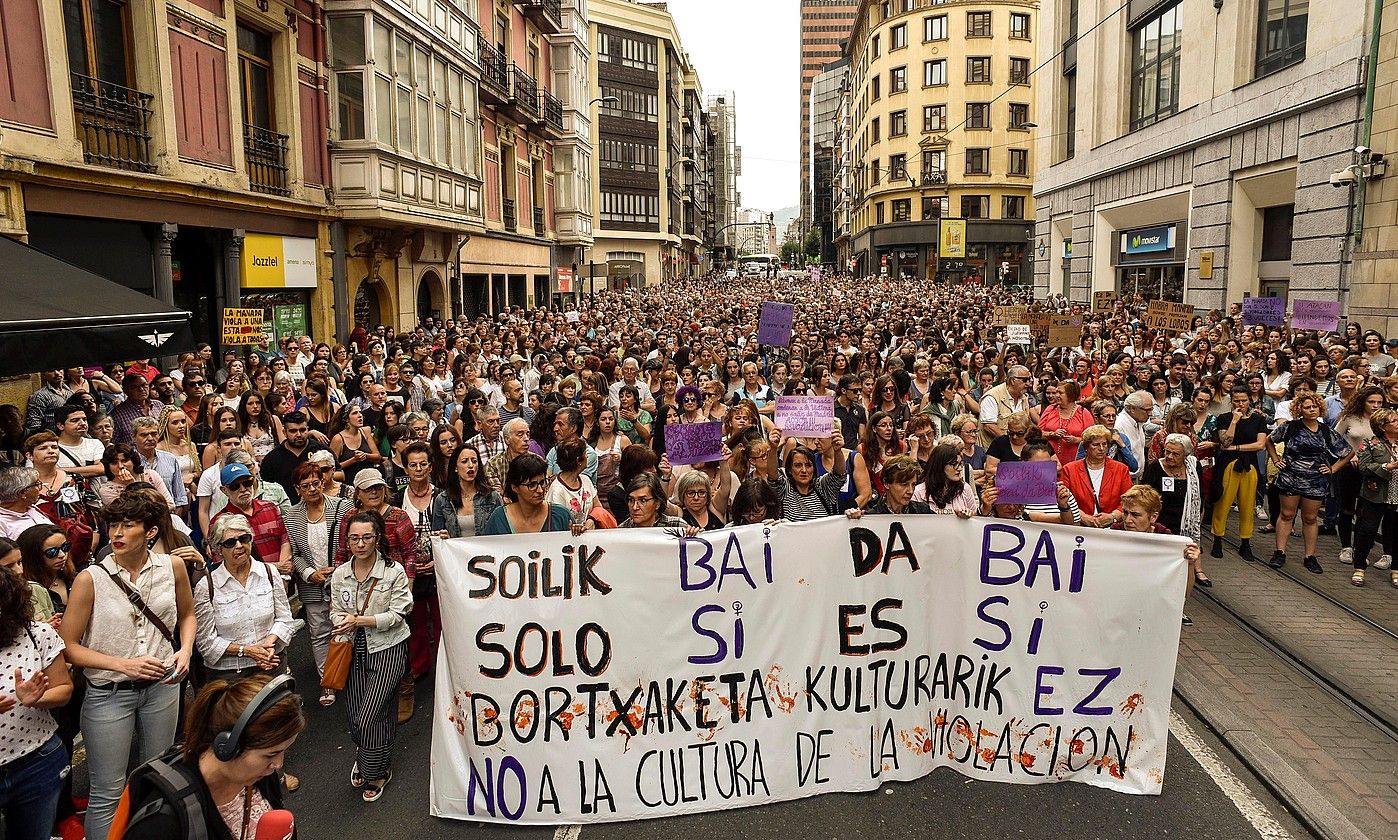 Sanferminetako bortxaketaren epaiak eragindako protesta bat, Bilbon, epaitegien aurrean. MIGUEL TOÑA / EFE.