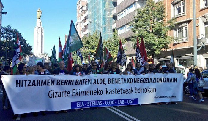 ELA eta LAB sindikatuek Kristau Eskoletan eta IZEA ikastetxeetan deitu duen grebako manifestazioa, gaur, Bilboko Kale Nagusian. @ELASINDIKATUA